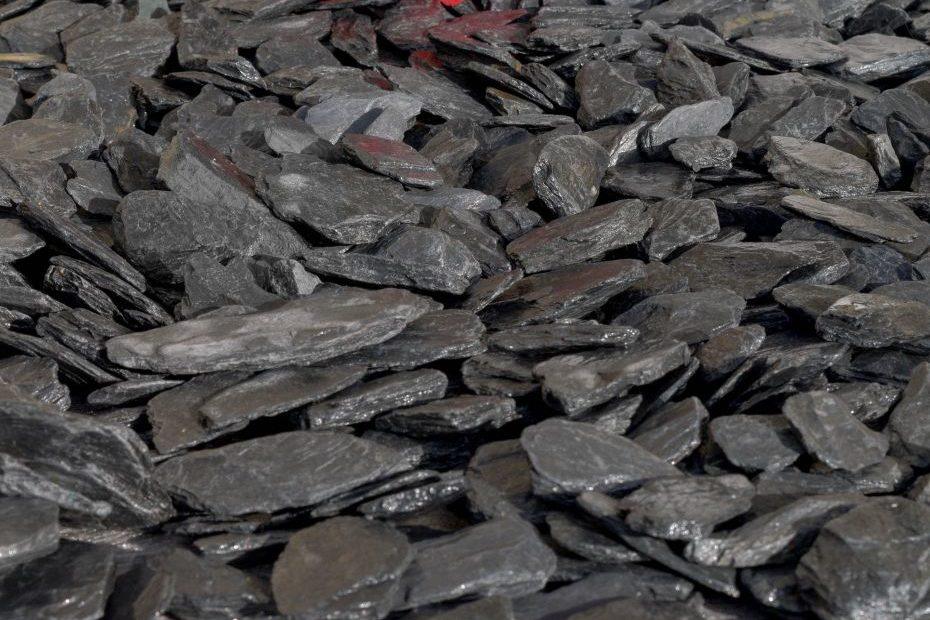 40mm Graphite Grey Slate Chippings  | S251469